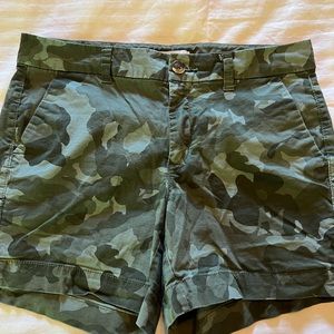 Old Navy Women’s Floral/Camo Everyday Midrise Short.